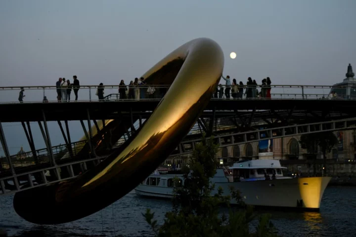 Paris celebrates night-time art festival