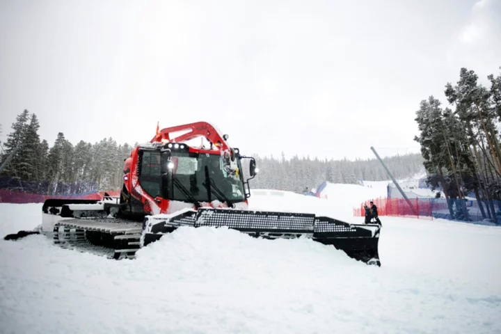 Heavy snow hits Beaver Creek World Cup ski race again