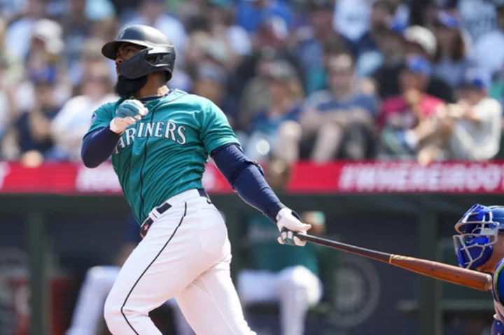 Teoscar Hernández homers twice to lead Mariners over Royals 15-2