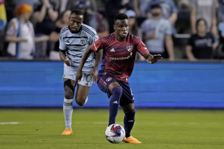 Sallói, Kinda lead Sporting KC to 2-1 victory over Dallas