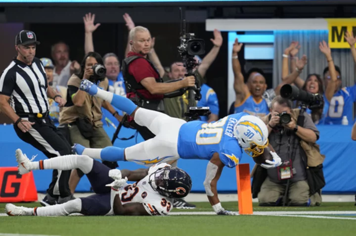 Herbert throws for 3 touchdowns, Chargers get back on track with 30-13 victory over Bears