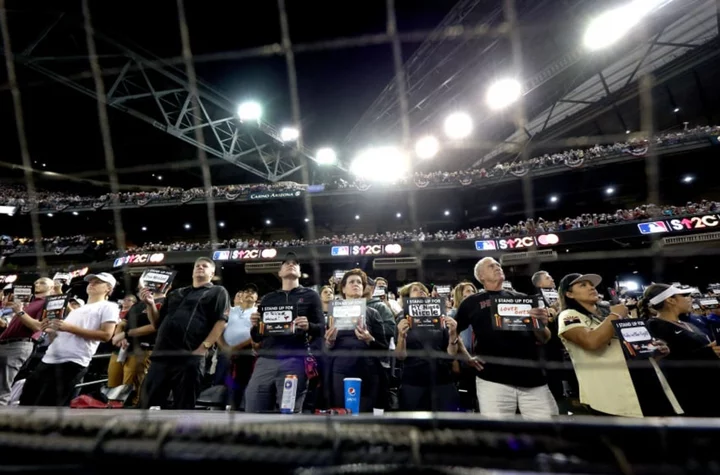 Diamondbacks fans prove John Smoltz wrong in record timing during Game 4