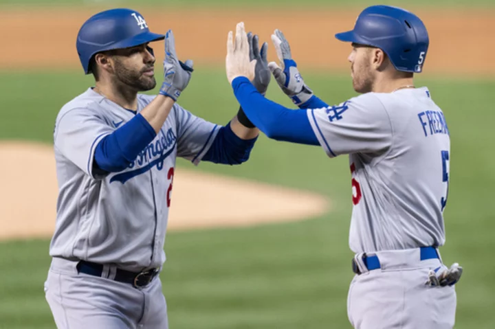 J.D. Martinez homers, Freddie Freeman sets franchise doubles record as Dodgers beat Nationals