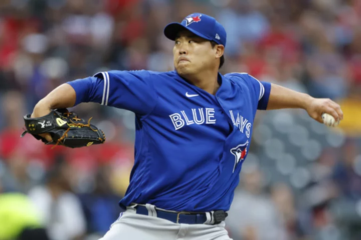 Blue Jays pitcher Hyun Jin Ryu leaves game after being struck by liner on right knee