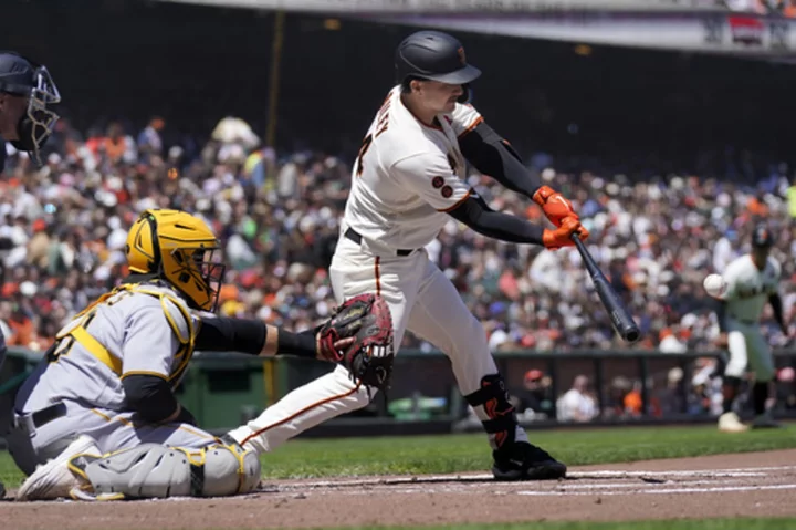 Bailey's 4 RBIs on 24th birthday leads Giants to 14-4 rout, drop Pirates under .500