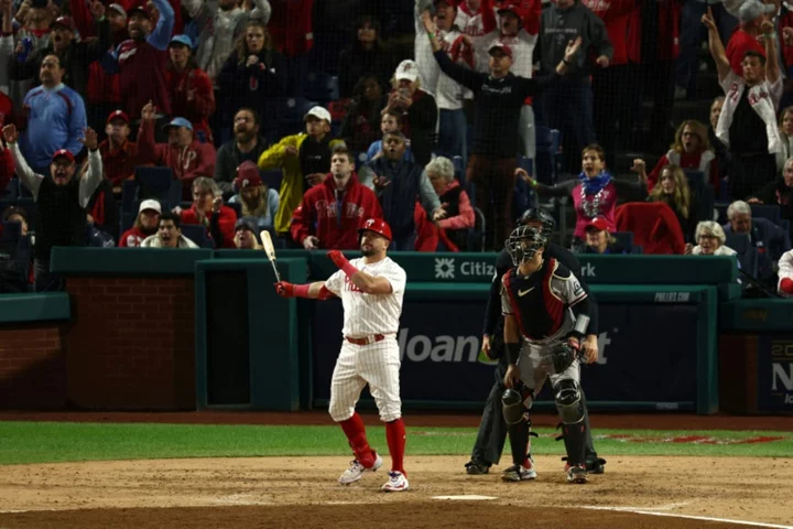 Phillies pound Diamondbacks to take series lead