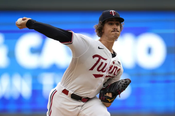 Julien's pinch-hit homer starts 5-run inning; Twins beat Royals 8-4