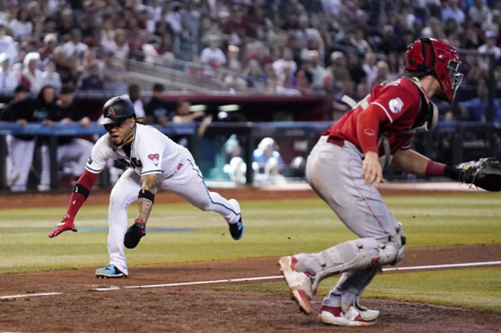 Walker's sacrifice fly in the 8th inning leads Diamondbacks to a 5-2 win over the Reds