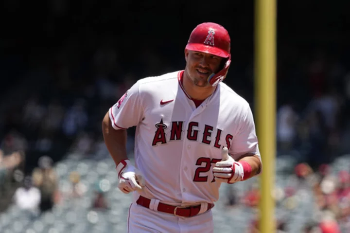 Mike Trout leaves Angels game with apparent hand or wrist injury