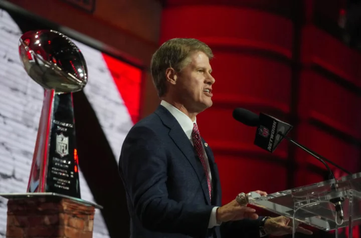 Clark Hunt throws cold water on potential Chiefs throwbacks