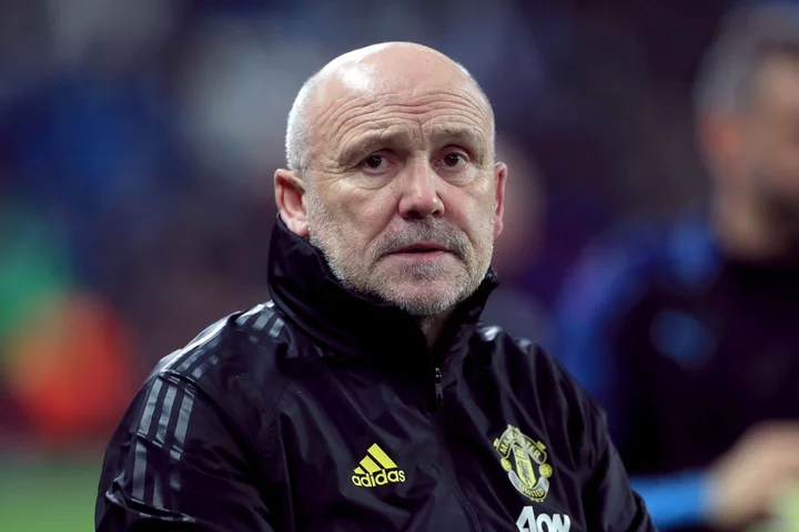 Mike Phelan warns Man Utd not to get distracted by fierce Galatasaray atmosphere