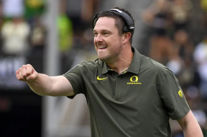 Oregon coach Dan Lanning agrees to an extension through the 2028 season