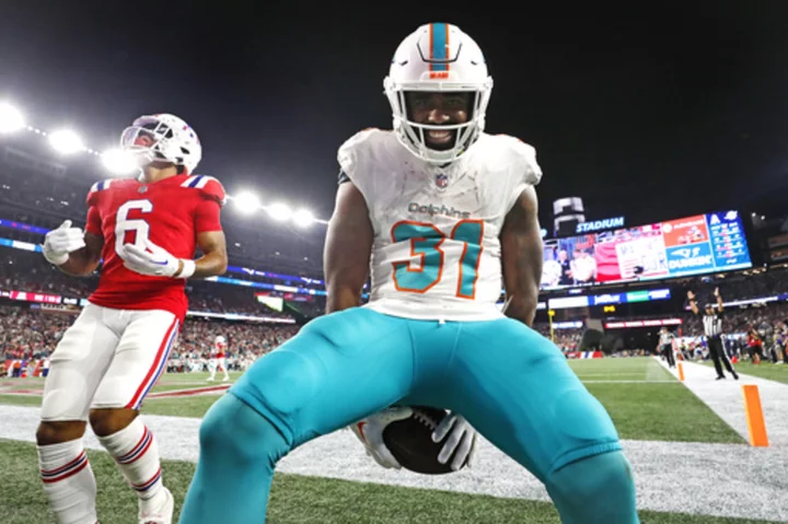 Mostert runs for 2 TDs, Tagovailoa throws for another as Dolphins hold off Patriots 24-17