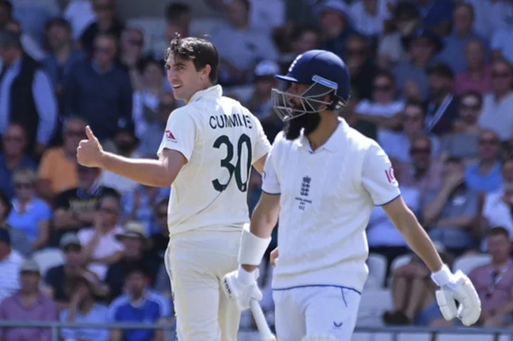 England in trouble at 142-7 in 3rd Ashes test and trails catchy Australia by 121 runs