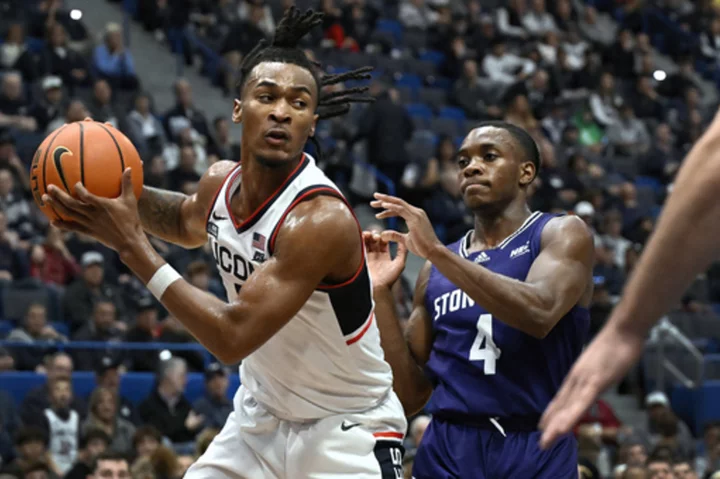 UConn freshman Stephon Castle likely will miss 2 to 4 weeks with a right knee injury