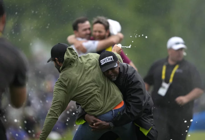 Nick Taylor sinks 72-foot putt to win Canadian Open, countrymate Hadwin tackled in celebration