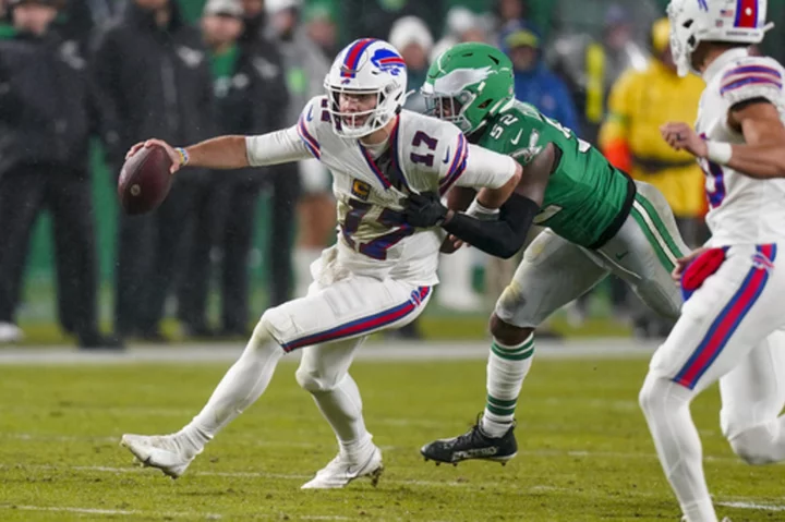 Bills defensive end Shaq Lawson confronts, appears to shove fan during loss to Eagles