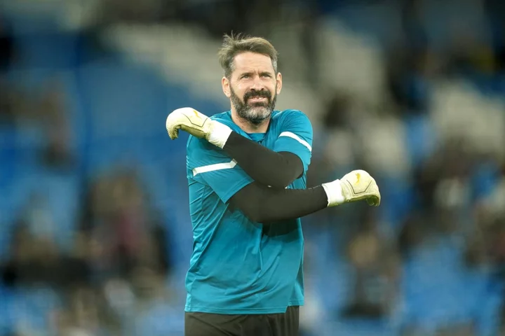 Scott Carson commits to Manchester City with new 12-month deal