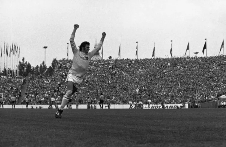 Former Netherlands goalkeeper Jan Jongbloed, runner-up in 2 World Cup finals, has died at 82