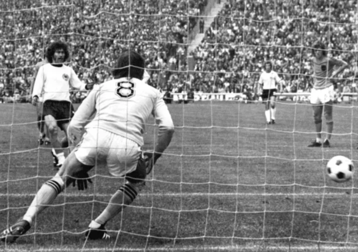 Golden generation Dutch keeper Jongbloed dies aged 82