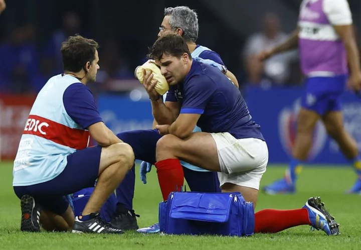 Rugby-Recovering Dupont on course for France's World Cup quarter-final