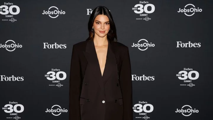 Roundup: Kendall Jenner, Bad Bunny Go to SNL After-Party; Bill Belichick Gets 300th Win; ALCS Headed to Game 7