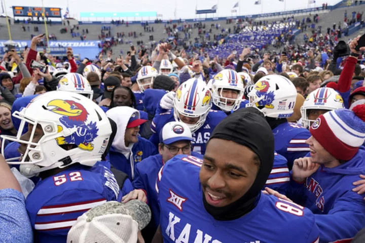 Kansas beats No. 6 Oklahoma 38-33 for its 1st win over Sooners since 1997