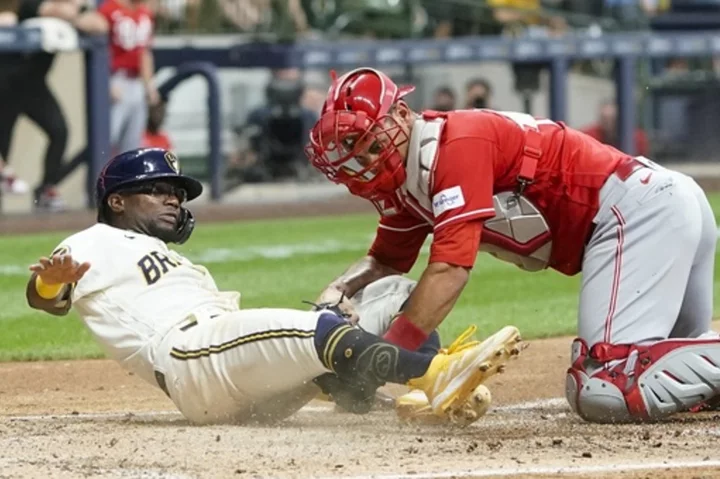Reds hang on in 9th to win 4-3 at Milwaukee and reduce Brewers' NL Central lead to a half-game