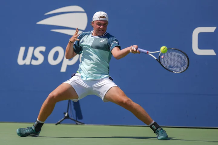 Dominic Stricker sings along to Whitney Houston's 'I Wanna Dance With Somebody' at the US Open