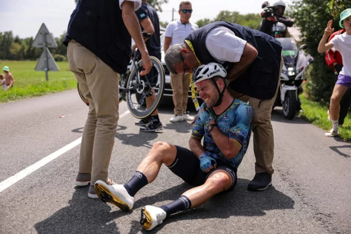 British star cyclist Cavendish crashes out of Tour de France