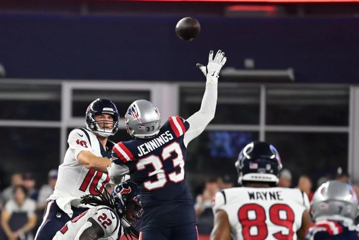 NFL roundup: Texans score 20 straight points to upend Patriots