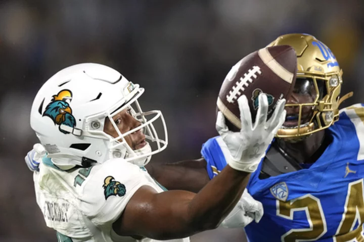 Dante Moore throws 2 TDs in first collegiate game as UCLA defeats Coastal Carolina 27-13