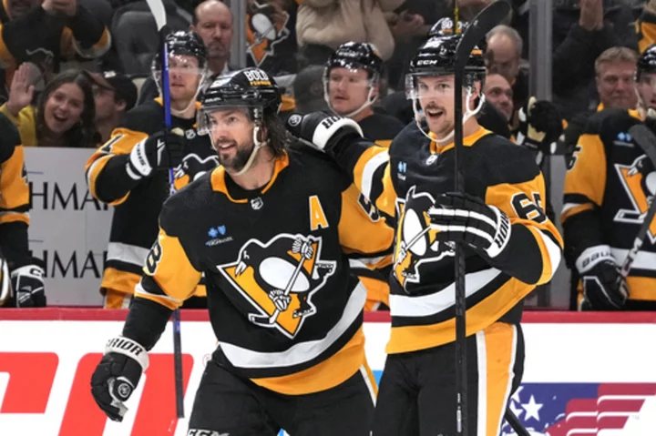 Karlsson scores late in 2nd period, Penguins defeat Maple Leafs 3-2