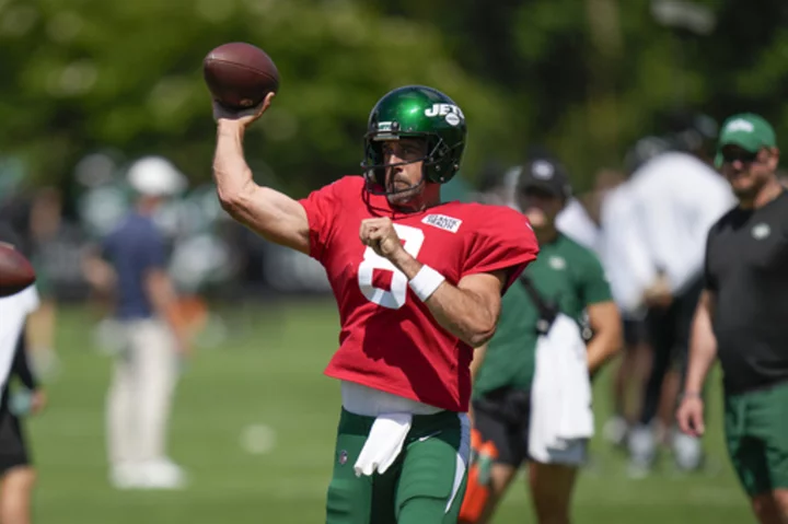 Jets' Aaron Rodgers defends Nathaniel Hackett and fires back at the Broncos' Sean Payton