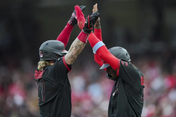 De La Cruz has cycle and Votto hits 2 HRs as Reds beat Braves 11-10 for 12th straight win