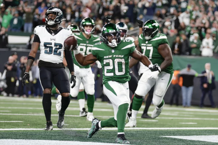 Analysis: Eagles, 49ers beat themselves, leaving NFL with no undefeated teams