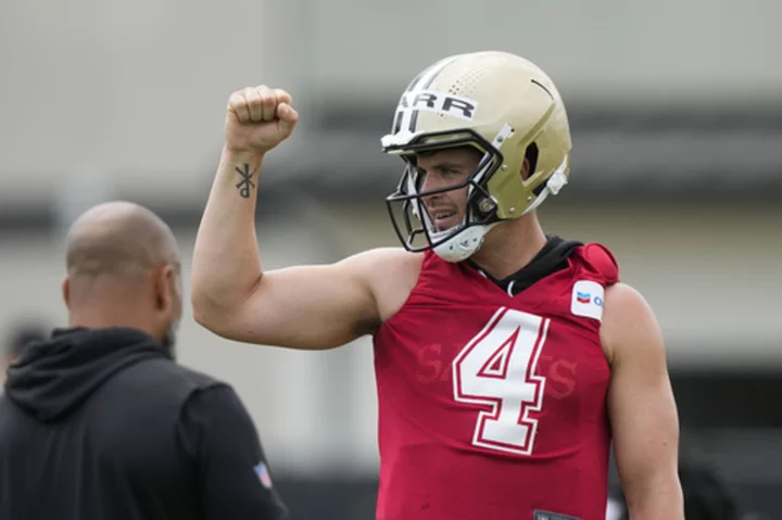 Saints' Thomas returns for voluntary practices, praises new QB Carr