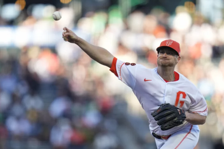 Yastrzemski hits go-ahead double in the 8th, lifting Giants past A's 2-1 as fans unite in protest