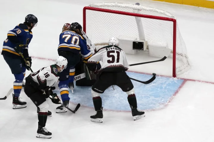 Thomas scores tiebreaking goal as Blues beat Coyotes 2-1