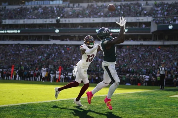 Hurts throws for 319 yards, Elliott's 54-yarder lifts 4-0 Eagles past Commanders 34-31 in OT