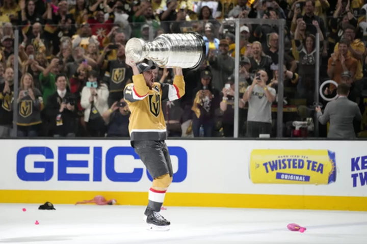 Golden Knights trade Reilly Smith to the Penguins for their own 2024 3rd-round pick