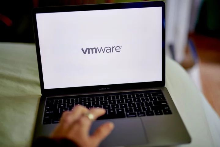 VMware Holders Face Key Deadline on Monday for Broadcom Merger