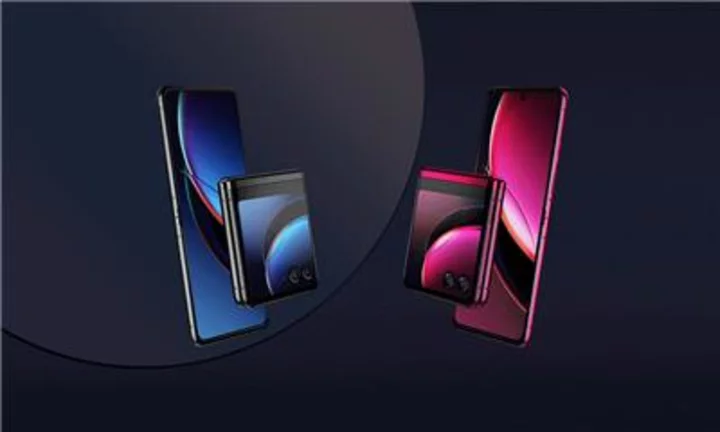 The motorola razr+ Drops Exclusively in Viva Magenta at T-Mobile