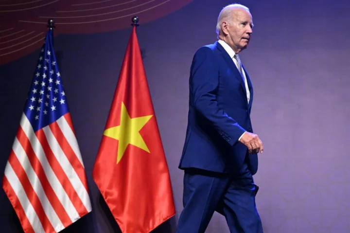 Biden leads US tech execs in Vietnam talks