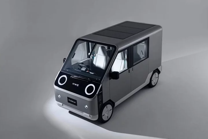 Tiny solar-powered van unveiled in Japan