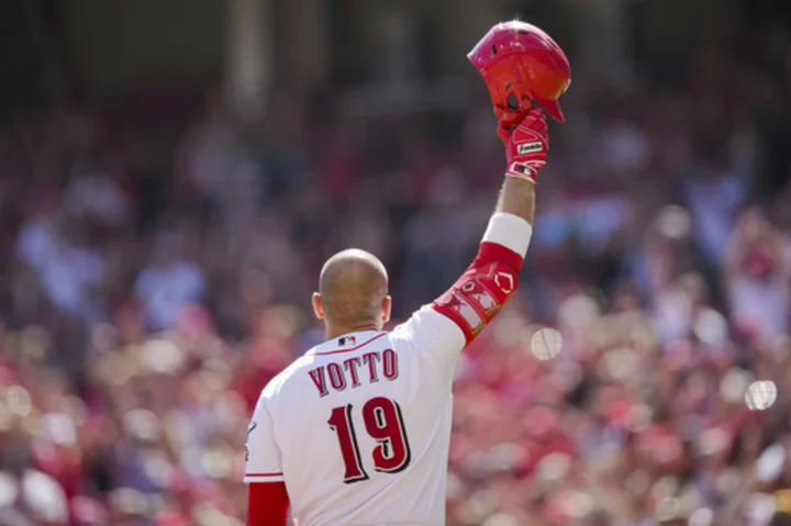 Reds bounce back from meltdown, rally for 4-2 win over Pirates as they chase NL wild card