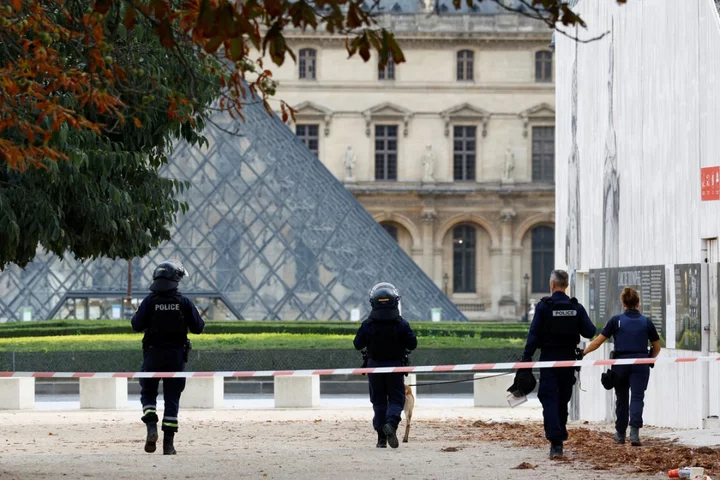 Louvre Museum in Paris evacuated after bomb threat