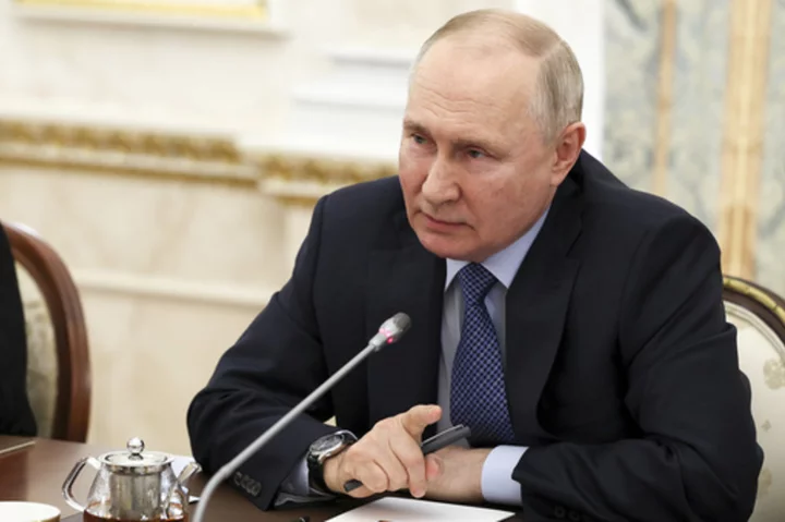 Putin mixes threats of new offensive in Ukraine with offers of peace talks