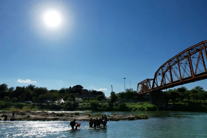 Texas urges US appeals court to allow Rio Grande barrier