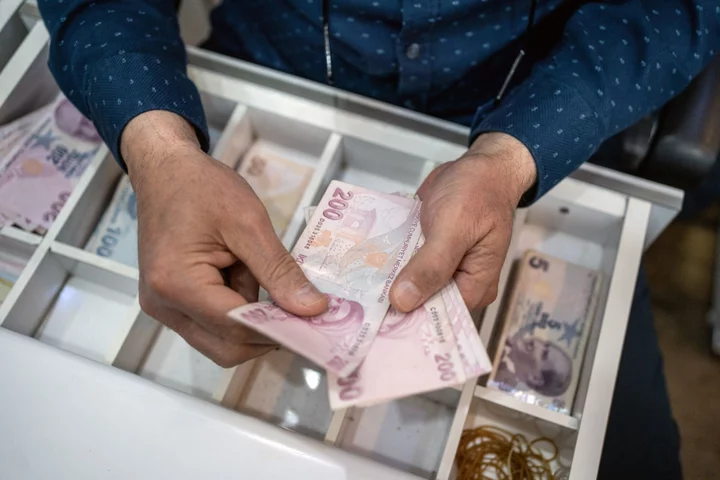 Turkish Lira Sinks, Stocks Gain as Investors Bet on Policy Shift